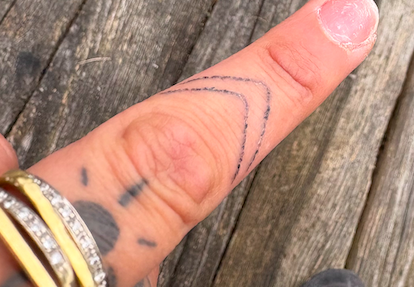 Réalisation de tatouage hand-poke 2
